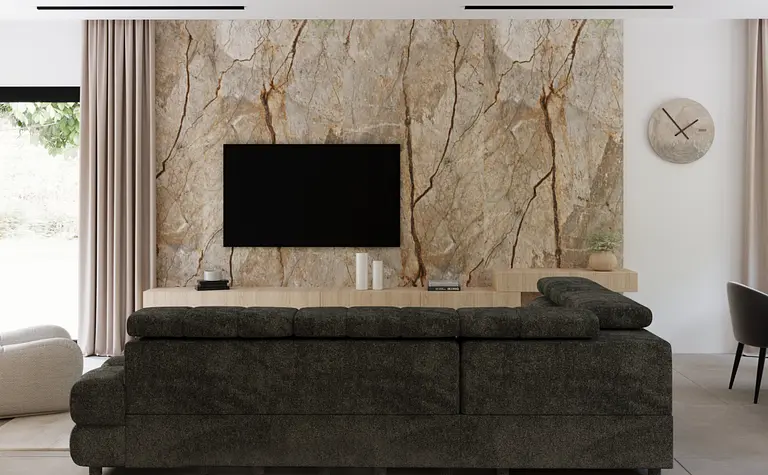 Wnętrze salonu z kamienną ścianą, ciemną sofą i minimalistycznymi akcentami