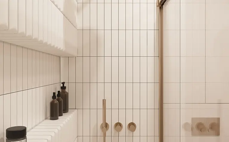 Nowoczesna łazienka z białymi płytkami, prysznicem i brązowymi detalami. Styl glamour, japandi, soft minimalizm.