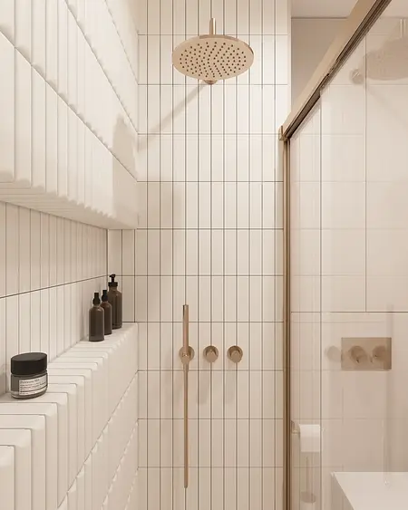 Nowoczesna łazienka z białymi płytkami, prysznicem i brązowymi detalami. Styl glamour, japandi, soft minimalizm.