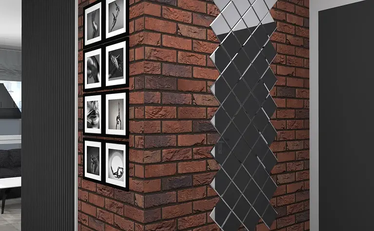 Korytarz z ceglanym murem, lustrami i zdjęciami w stylu art deco, industrialnym i minimalistycznym.