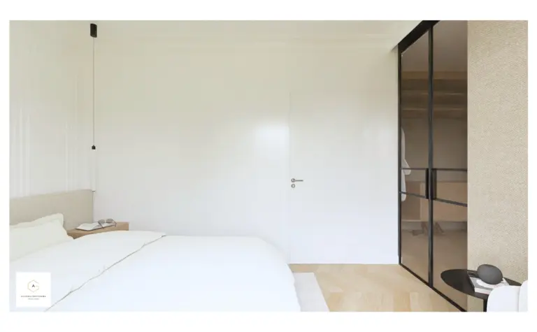 Minimalistyczna sypialnia z białymi ścianami i szafą przesuwną w stylu soft minimalizm.