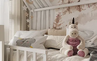 Pokój dziecięcy w stylu industrialnym i japandi z białym łóżkiem i pluszowym jednorożcem.