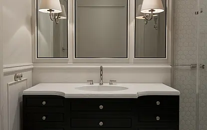 Stylowa łazienka w stylu art deco i vintage z czarną szafką i heksagonalnym podłogą.