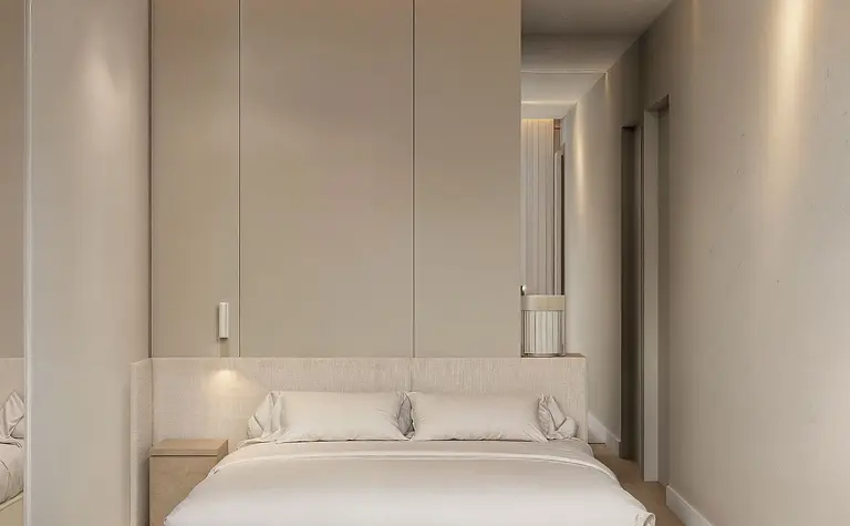 Sypialnia w stylu japandi z beżowym łóżkiem i nowoczesnym oświetleniem