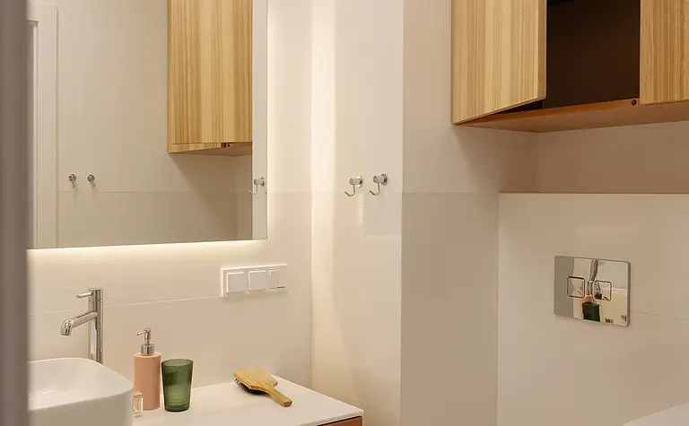 Minimalistyczna łazienka z nowoczesnymi akcentami, skandynawski styl, soft minimalizm.