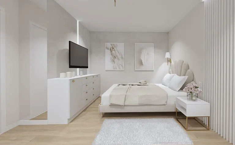 Wnętrze sypialni z białym łóżkiem, drewnianą komodą i nowoczesnymi dekoracjami.