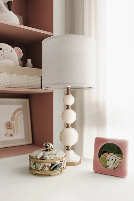 Wnętrze pokoju dziecięcego z lampą, dekoracjami i półką w stylu industrialnym, japandi, minimalistycznym, nowoczesnym.