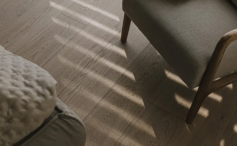 Wnętrze salonu z fotelem, kocem i drewnianą podłogą, minimaluxe, nowoczesny, quiet luxury, współczesny