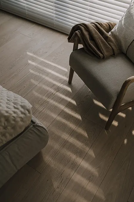Wnętrze salonu z fotelem, kocem i drewnianą podłogą, minimaluxe, nowoczesny, quiet luxury, współczesny