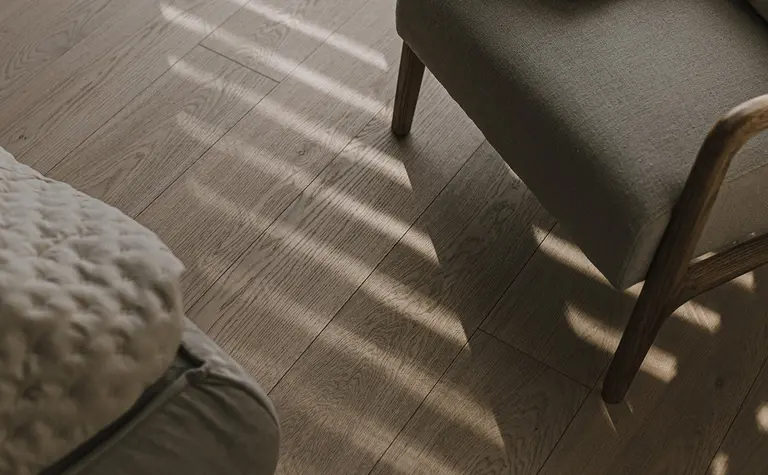 Wnętrze salonu z fotelem, kocem i drewnianą podłogą, minimaluxe, nowoczesny, quiet luxury, współczesny
