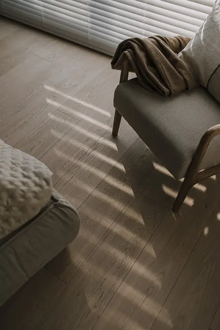 Wnętrze salonu z fotelem, kocem i drewnianą podłogą, minimaluxe, nowoczesny, quiet luxury, współczesny