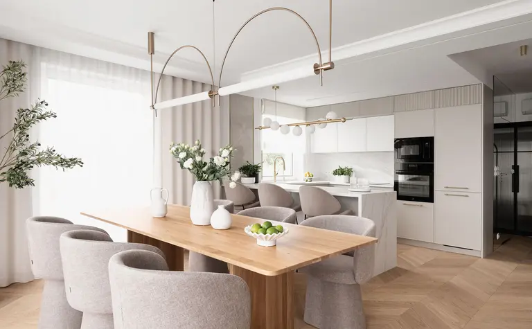 Wnętrze jadalni z drewnianym stołem i szarymi krzesłami, nowoczesny design.