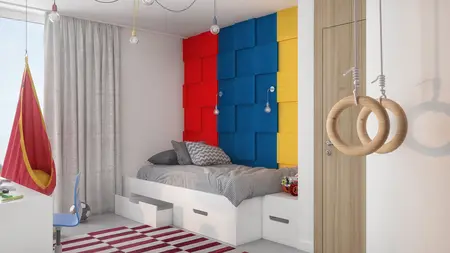 Nowoczesny pokój dziecięcy z kolorową ścianą akustyczną w czerwieni, niebieskim i żółtym, łóżkiem z szufladami, obręczami gimnastycznymi, czerwono-białym dywanem i wygodnym fotelem w kształcie huśtawki