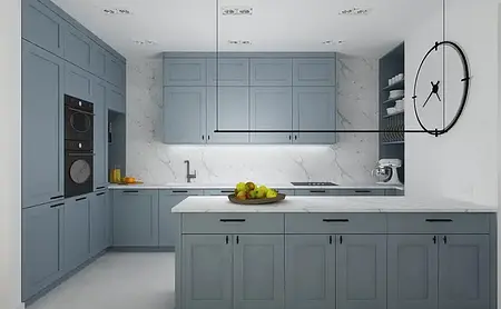 Wnętrze kuchni z białymi meblami i drewnianą podłogą, nowoczesny design.