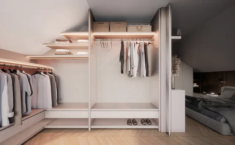 Garderoba w stylu japandi i minimalistycznym z ubraniami i półkami