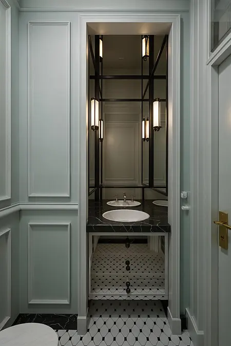 Elegancka łazienka w stylu art deco i vintage z białymi elementami i czarnymi akcentami.