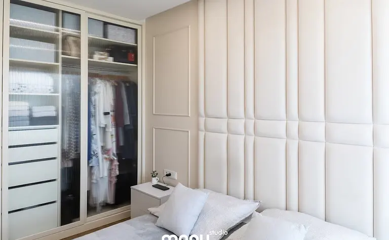 Sypialnia z elegancką szafą, jasnymi poduszkami i nowoczesnymi akcentami, art deco, quiet luxury