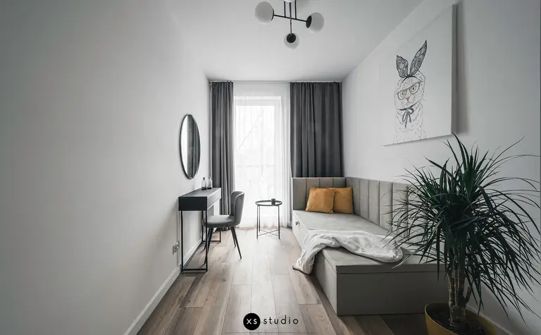 Wnętrze pokoju w stylu japandi z minimalistycznym narożnikiem i rośliną.