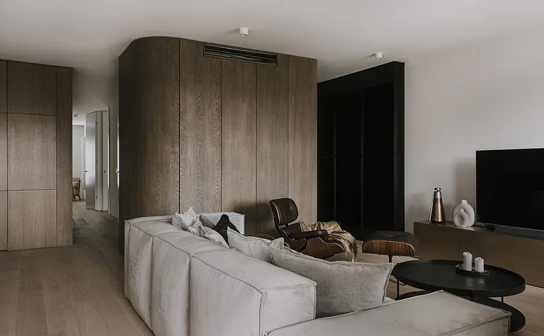 Wnętrze salonu w stylu minimaluxe z nowoczesnymi meblami i akcentami quiet luxury.