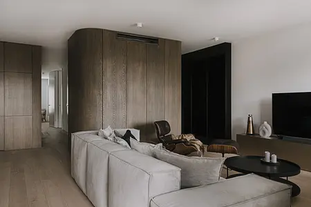 Wnętrze salonu w stylu minimaluxe z nowoczesnymi meblami i akcentami quiet luxury.