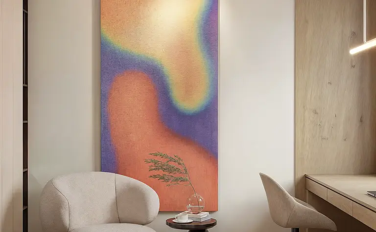 Wnętrze nowoczesne, japandi z beżowym fotelem i kolorową grafiką na ścianie.