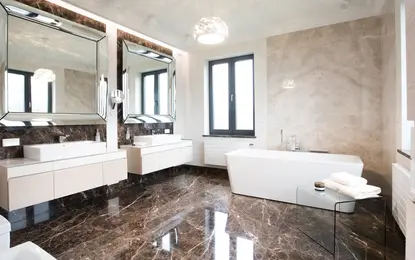 Wnętrze łazienki z nowoczesnymi lustrami i elegancką wanną. Styl eklektyczny, nowoczesny, współczesny.