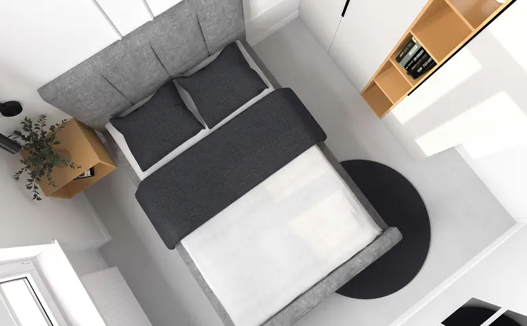 Wnętrze sypialni z szarym łóżkiem, drewnianymi meblami i rośliną, styl dopamine decor.