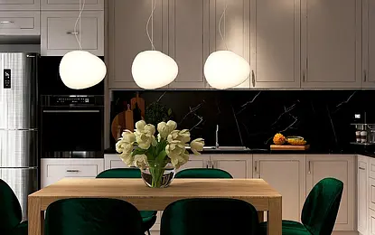 salon z aneksem w szarości i zieleniach