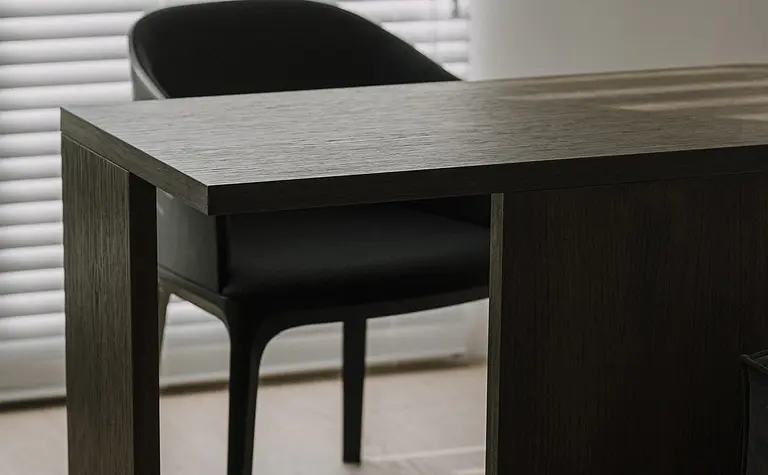 Wnętrze gabinetu z nowoczesnym biurkiem i czarnym krzesłem, styl minimaluxe.