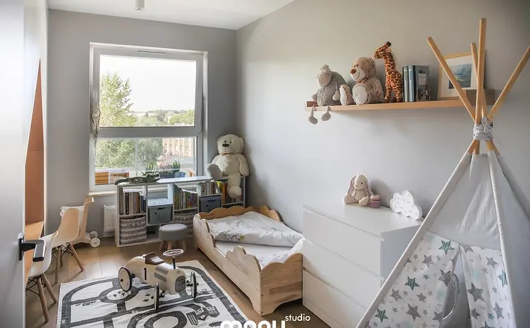 Pokój dla dzieci w stylu art deco, nowoczesnym, quiet luxury, tradycyjnym, współczesnym z zabawkami i łóżkiem.