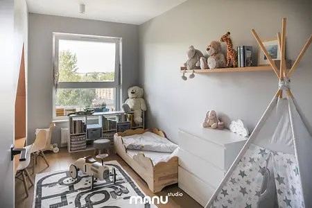 Pokój dla dzieci w stylu art deco, nowoczesnym, quiet luxury, tradycyjnym, współczesnym z zabawkami i łóżkiem.