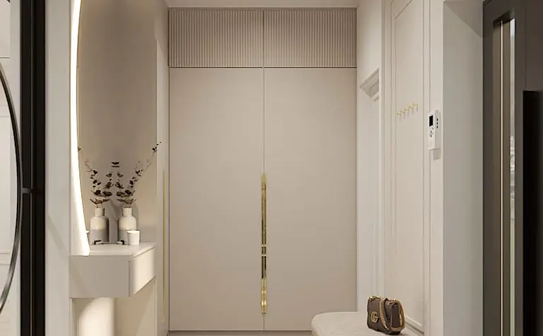 Przestronny przedpokój w stylu art deco z beżowymi meblami i dekoracjami glamour.