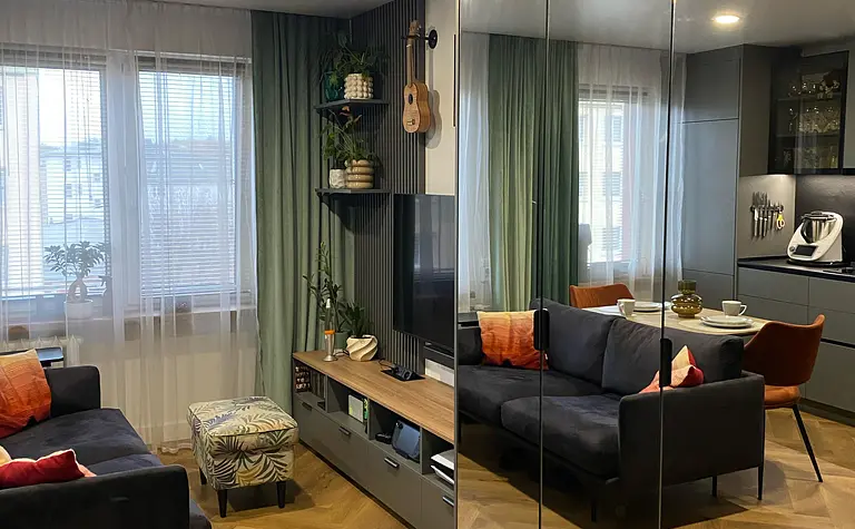 Wnętrze salonu z minimalistycznym designem, nowoczesne meble i rośliny.