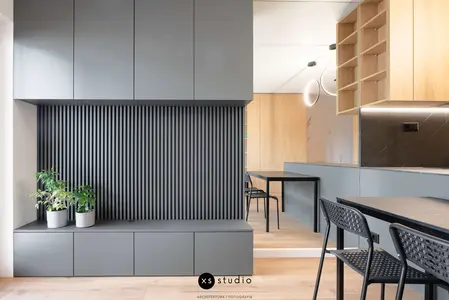 Wnętrze salonu w stylu skandynawskim, soft minimalizm, współczesnym z szarymi meblami.