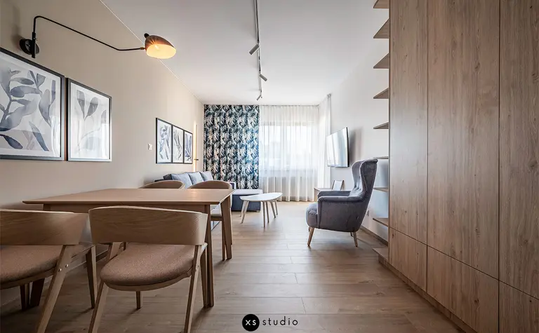 Wnętrze salonu w stylu boho, nowoczesnym i skandynawskim z wygodnymi meblami.
