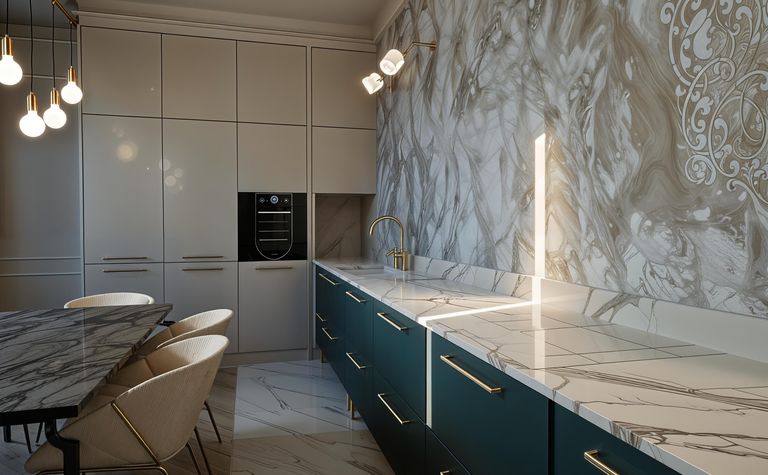 Wnętrze kuchni w stylu art deco i nowoczesnym z marmurowym blatem.