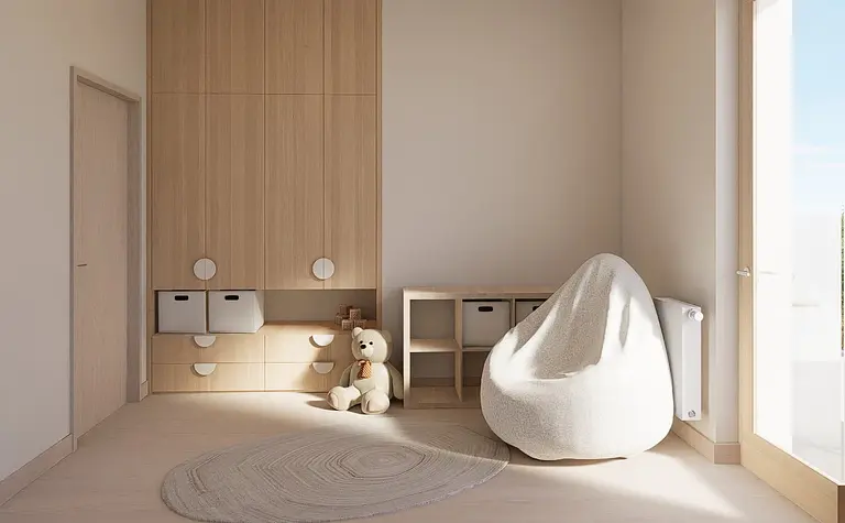 Pokój dziecięcy w stylu minimalistycznym z drewnianymi meblami, pluszowym misiem i oknem.