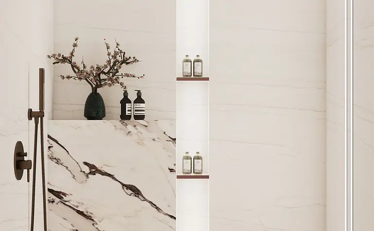 Nowoczesna łazienka z marmurowymi ścianami i akcesoriami w stylu quiet luxury.