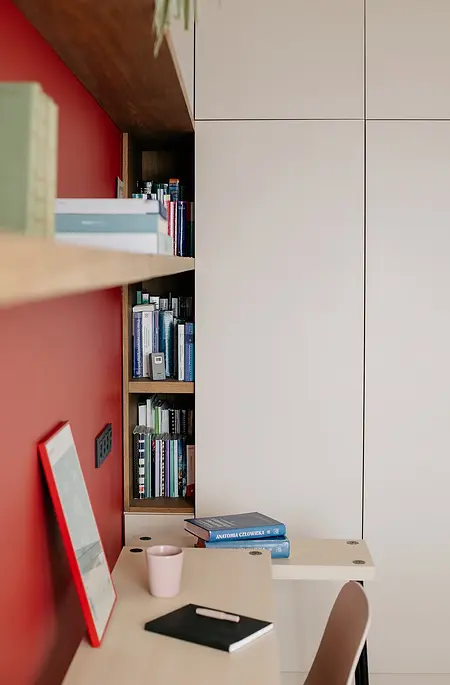 Wnętrze biura z minimalistycznym wystrojem, nowoczesnym biurkiem, skandynawskim stylem.