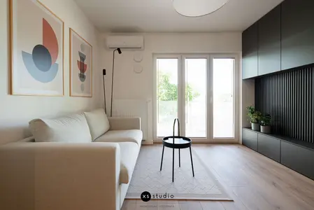 Wnętrze salonu w stylu skandynawskim z minimalistycznymi meblami.