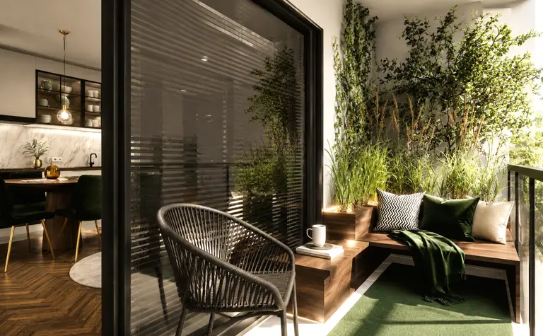 Balkon z roślinami, wygodnymi meblami oraz drewnianymi akcentami.