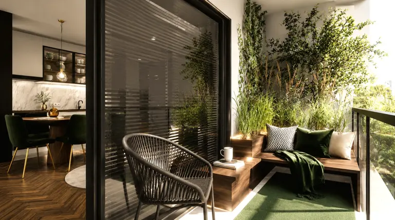 Balkon z roślinami, wygodnymi meblami oraz drewnianymi akcentami.