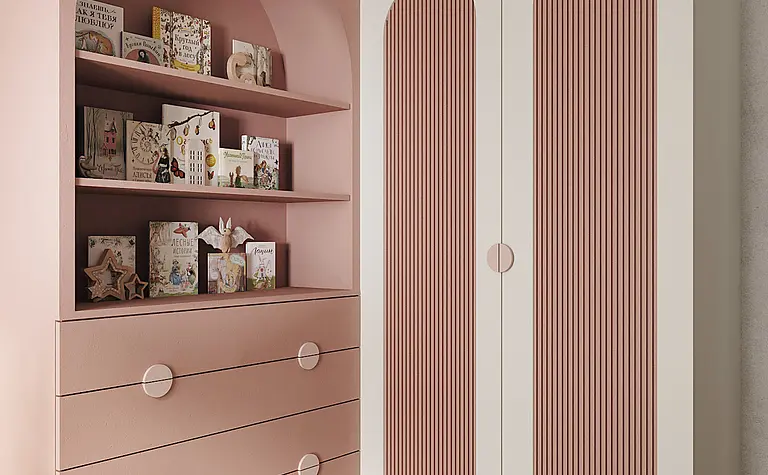 Garderoba w stylu industrialnym z różowymi meblami, minimalistycznymi półkami i drewnianą podłogą.