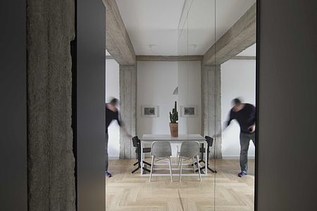 Wnętrze jadalni w stylu eklektycznym i minimalistycznym z białym stołem i czarnymi krzesłami.