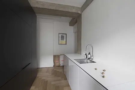 Nowoczesna kuchnia z białymi meblami i eklektycznymi akcentami.