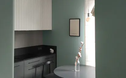 Nowoczesna kuchnia w stylu boho, japandi i minimalistycznym z szarymi meblami.