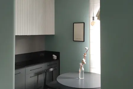 Nowoczesna kuchnia w stylu boho, japandi i minimalistycznym z szarymi meblami.