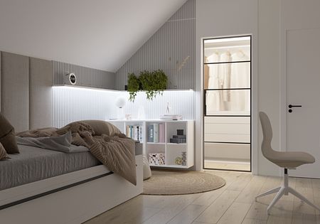 Wnętrze poddasza z białym biurkiem, szaro-beżowymi akcentami, styl boho, skandynawski, vintage.