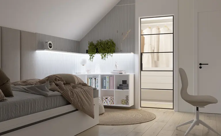 Wnętrze poddasza z białym biurkiem, szaro-beżowymi akcentami, styl boho, skandynawski, vintage.