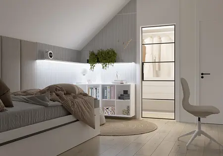 Wnętrze poddasza z białym biurkiem, szaro-beżowymi akcentami, styl boho, skandynawski, vintage.